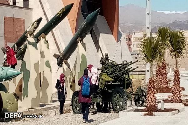 تصاویر/ بازدید دانش‌آموزان از مرکز فرهنگی ‌دفاع مقدس سمنان