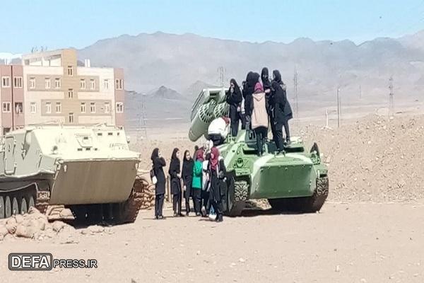 تصاویر/ بازدید دانش‌آموزان  دختر از مرکز فرهنگی ‌ و موزه دفاع مقدس استان سمنان