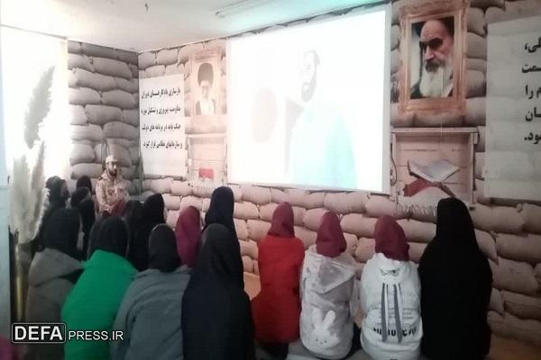 تصاویر/ بازدید دانش‌آموزان  دختر از مرکز فرهنگی ‌ و موزه دفاع مقدس استان سمنان