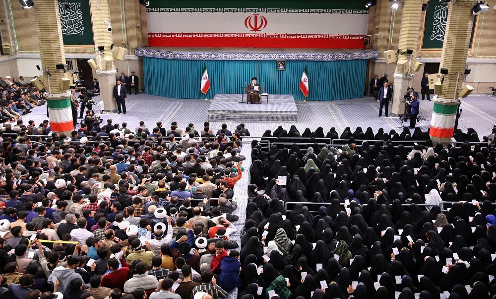 جمعی از رأی‌اولی‌ها و خانواده‌های شهدا با امام خامنه‌ای دیدار ‌کردند+ فیلم