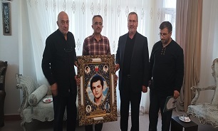 دیدار مدیرکل حفظ آثار دفاع مقدس اردبیل با خانواده شهید« بهمن محمدزاده»