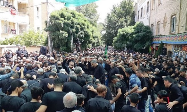 عزاداری مردم شهریار مقابل منزل شهید صدرزاده در روز تاسوعا