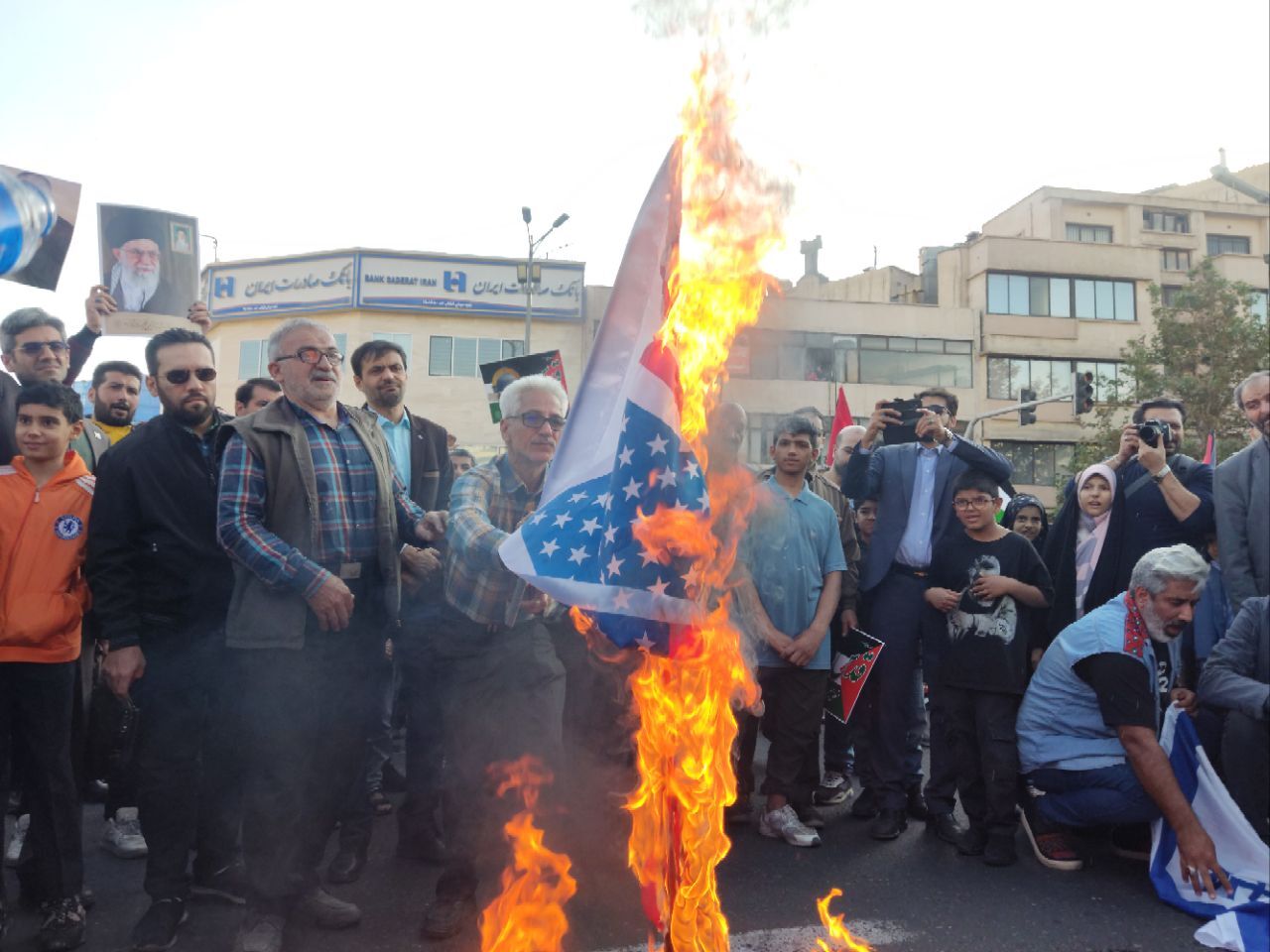 پرچم اسرائیل و آمریکا در میدان انقلاب به آتش کشیده شد+ تصاویر