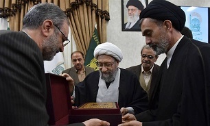 اهدای مصحف مشهد رضوی به رئیس مجمع تشخیص مصلحت نظام