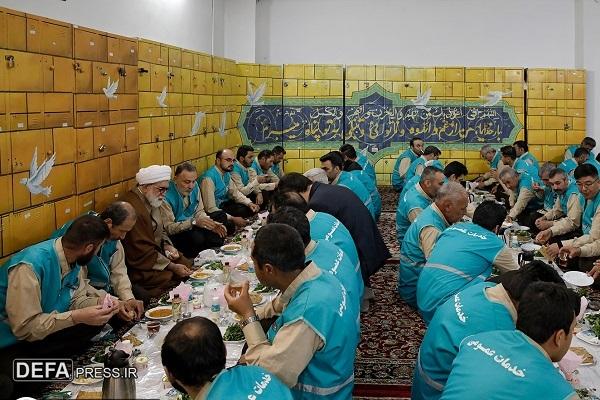 افطار تولیت آستان قدس رضوی در جمع نیروهای خدمات عمومی حرم امام رضا(ع)+تصاویر
