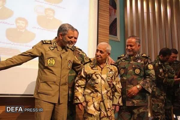 مراسم اعطای نشان فداکاری اهدایی فرمانده مظعم کل قوا به فرماندهان شهید و پیشکسوت ارتش در مشهدالرضا+ تصاویر