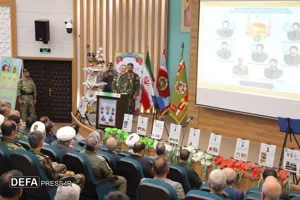 مراسم اعطای نشان فداکاری اهدایی فرمانده مظعم کل قوا به فرماندهان شهید و پیشکسوت ارتش در مشهدالرضا+ تصاویر