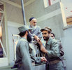 شهید جعفر جنگروی در حال دست بوسی حضرت امام خمینی (ره)-اردیبهشت 1360-بعد از عملیات بازی دراز یک