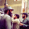 برادر خوشفر و مقصودی در حال دست بوسی حضرت امام خمینی (ره)-اردیبهشت 1360-بعد از عملیات بازی دراز یک
