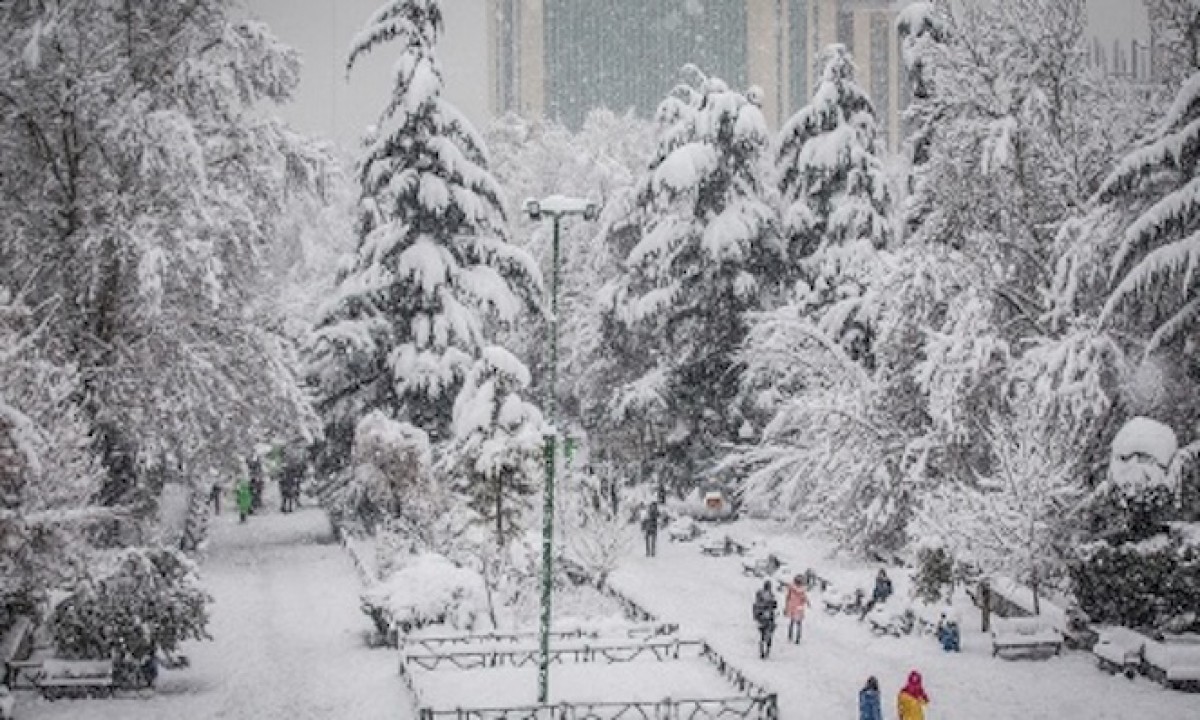 ایران کے بیشتر شہروں میں سنگین برفباری/  ویڈیو