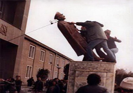 شاهی که تنها دل خوشیش رابطه با زنان بود/ تنها راه حل انقلابی از جنس نور بود