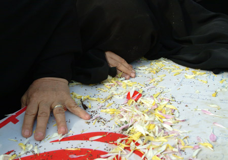 نصب سازه یادمان شهدای گمنام دانشگاه آزاد اسلامی نیشابور