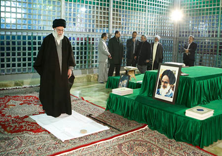 تجدید میثاق مقام معظم رهبری با امام خمینی(ره) در اولین روز از دهه فجر
