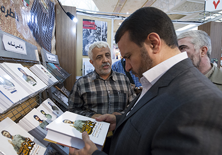 تصاویر/ بازدید رئیس بنیاد حفظ آثار و نشر ارزش‌های دفاع مقدس از نمایشگاه کتاب
