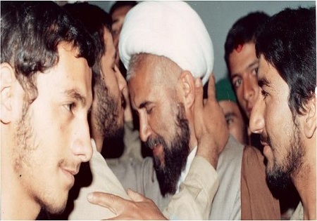 استاد اخلاق در آغوش رزمندگان اسلام