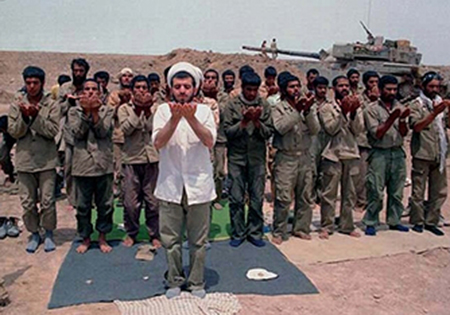 نماز جماعت در فاصله ۲ کیلومتری دشمن