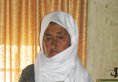 تصاویر/ دیدار با مادری چشم به راه در روستایی دور افتاده