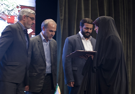 خانواده‌های شهیدان حسن شاطری و حسن طهرانی‌مقدم تجلیل شدند