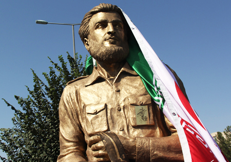 تصاویر/ رونمایی از تندیس شهید منتظر قائم در استان یزد