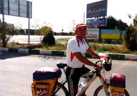 دوچرخه سوار دارابی پیام شعار حمایت از غزه را به حرم رضوی رساند