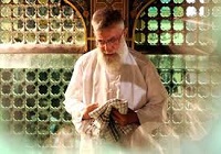 نماهنگ/ غبارروبی مضجع مطهر حضرت امام رضا(ع) با حضور رهبر انقلاب
