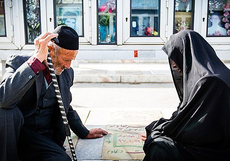 پدر شهید «مبارک» قبر فرزند شهیدش را «یعقوب وار» در آغوش گرفت