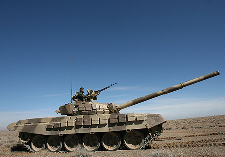 اجرای آتش تانک T-72S ایرانی با گلوله‌های هدایت‌شونده در رزمایش ارتش