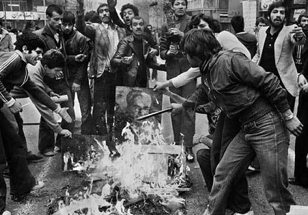 آغاز نمایشگاه عکس و هنرهای تجسمی انقلاب در موزه قصر
