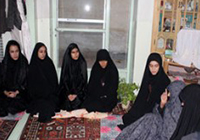 دیدار دانشجویان دانشگاه تهران با مادر دو شهید در مشهد