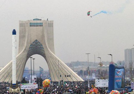 اجرای عملیات چتربازان بر فراز میدان‌ آزادی تهران