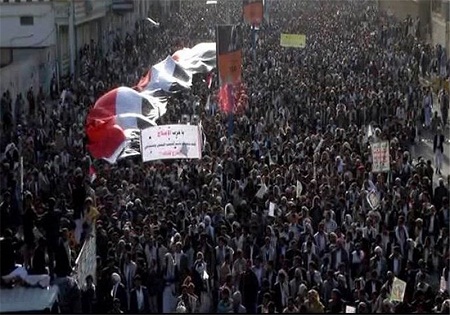 انتقال سفارتخانه های کشورهای عربی از صنعا به عدن/حضور گسترده مردم یمن در تظاهرات حمایت از بیانیه قانون اساسی
