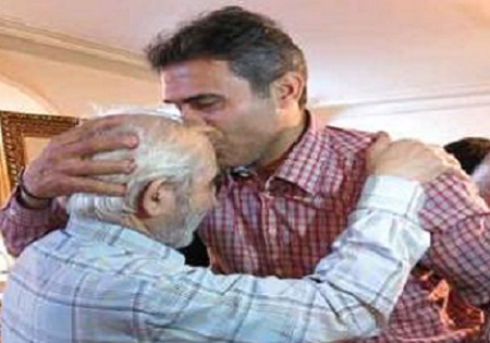 عکس/ بوسه  احمد رضا عابدزاده بر پیشانی پدر شهید