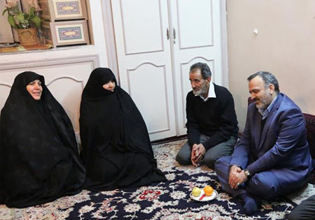 استاندار خراسان رضوی با خانواده شهید کاوه دیدار کرد