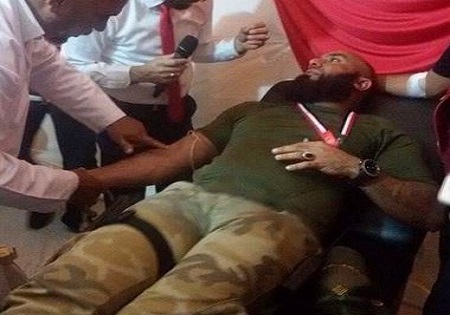 ابو عزرائیل و اهدای خون در حرم امام حسین(ع) + عکس