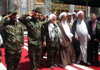 احترام نظامی روحانی بسیجی همراه با عکس رهبری بر روی چفیه اش