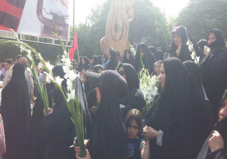 عکس/ امضای طومار گزاره‌برگ هسته‌ای توسط شرکت‌کنندگان در مراسم تشییع شهدای گمنام