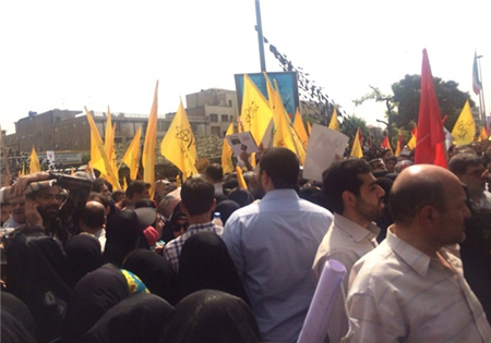 حضور انبوهی از مردم برای استقبال از 270 شهید تازه تفحص شده در مقابل معراج شهدا