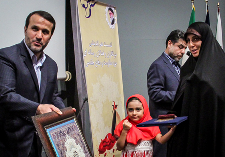 تجلیل از همسر و فرزند شهید باغبانی در نشست خبرنگاران دفاع مقدس