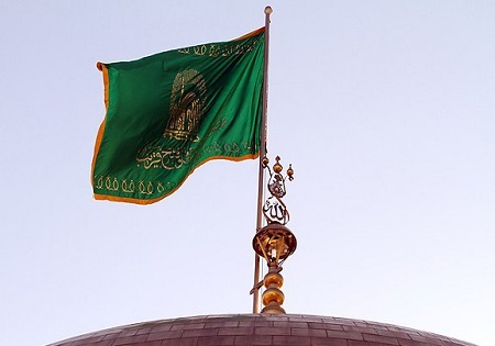اهتراز پرچم امام رضا در «کهف‌الشهدا»ی تهران