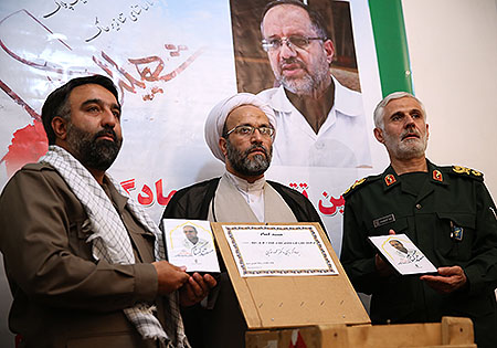 تصاویر/آیین تقدیر از جهادگر بسیجی دکتر تولایی مخترع طرح شناسایی شهدای گمنام