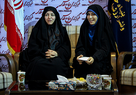 بازدید همسر شهید شهریاری از غرفه خبرگزاری دفاع مقدس