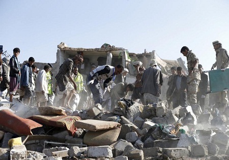 انهدام کشتی جنگی متجاوزان در ساحل یمن/ تداوم حملات هوایی جنگنده‌های سعودی در مناطق مختلف