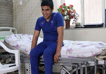 بوسیدن دست و پای جانباز مدافع حرم افغانستانی