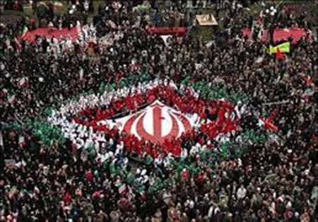 زرتشتیان یزد در راهپیمایی دهه فجر با لباس محلی می‌آیند