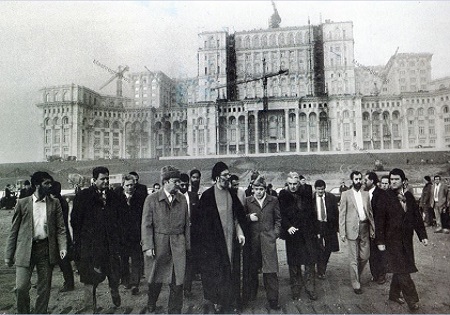 دفاع آیت‌الله خامنه‌ای از حکم ارتداد سلمان رشدی در قلب اروپا +عکس