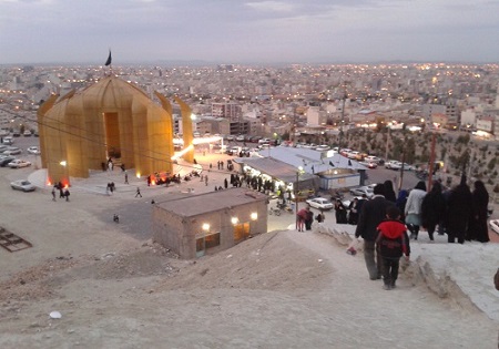 پذیرایی از عزاداران در ایستگاه صلواتی مزار 14 شهید گمنام قم