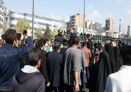 مراسم تشییع شهید گمنام در میدان هفت تیر آغاز شد