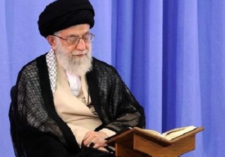 عکس/ رونمایی رهبر انقلاب از فرش قرآنی