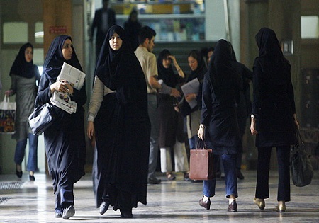 دشمنان برای تحقیر، زنان را جنس دوم می‌دانند