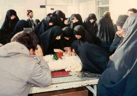 زنی که زیر تابوت فرزندش را گرفت + تصاویر